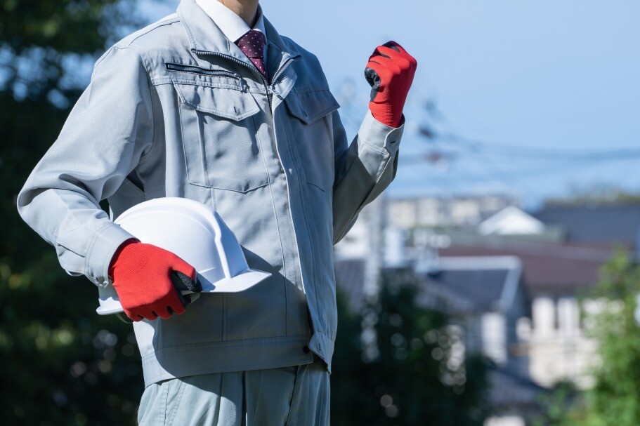 作業着を着た男性のガッツポーズ